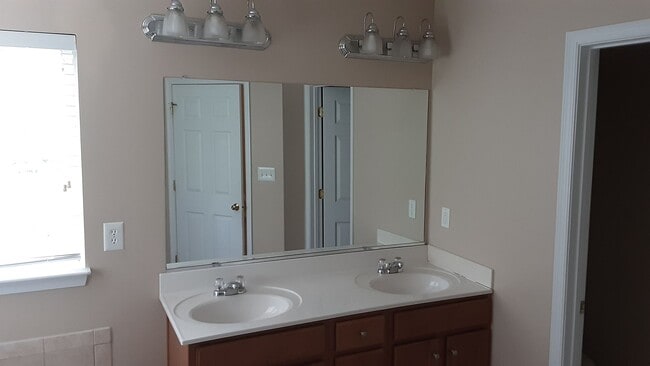 Building Photo - Beautiful three bedroom two-and-a-half bat...