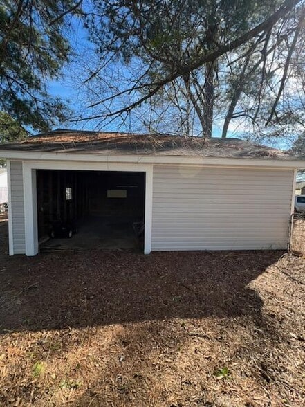GARAGE - 905 N Layton Ave