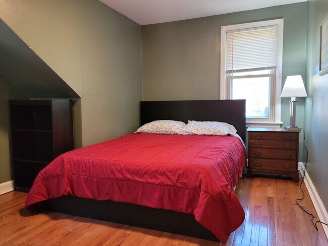 Building Photo - 4652 S Lenox St