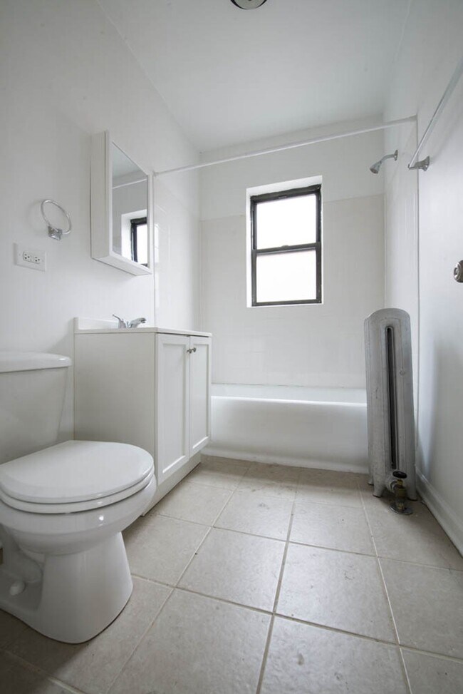 Building Photo - 7914 S Hermitage Ave Chicago, IL 60620