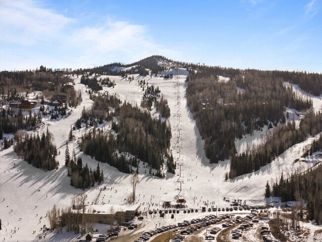 Building Photo - 220 Circle Dr