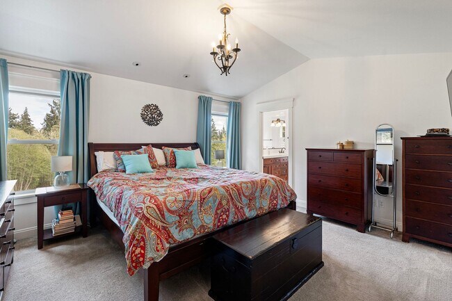 Building Photo - Custom Craftsman Estate on 1.5+ Sun-drenched Acres