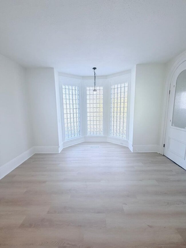 Building Photo - 2604 W 27th St