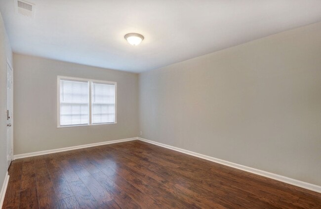 Building Photo - 1724 E 39th St