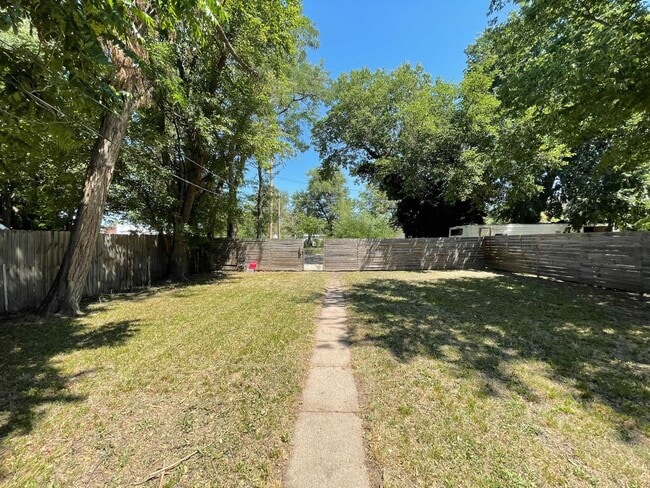 Building Photo - 2 bed, 1 bath with fenced in yard