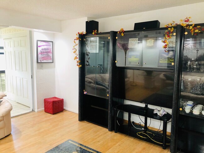 Building Photo - 3690 Inverrary Dr