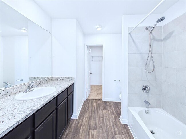 Building Photo - 525 Riverdale Dr