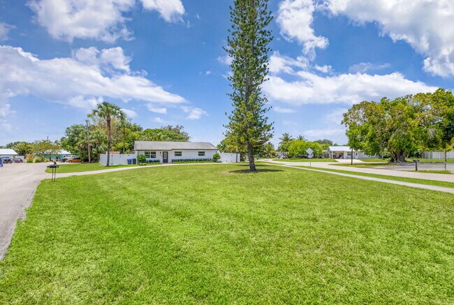 Building Photo - 204 W Whitney Dr