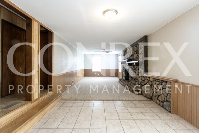 Building Photo - Spacious 3 Bedroom in Great Location