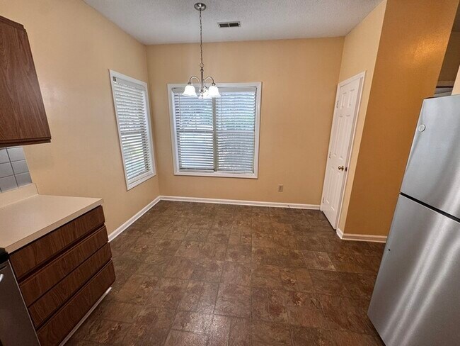 Building Photo - Beautiful Spacious 1st floor Condo! Amenity Access included!