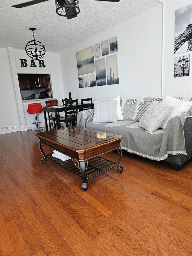 Building Photo - 9441 Live Oak Pl