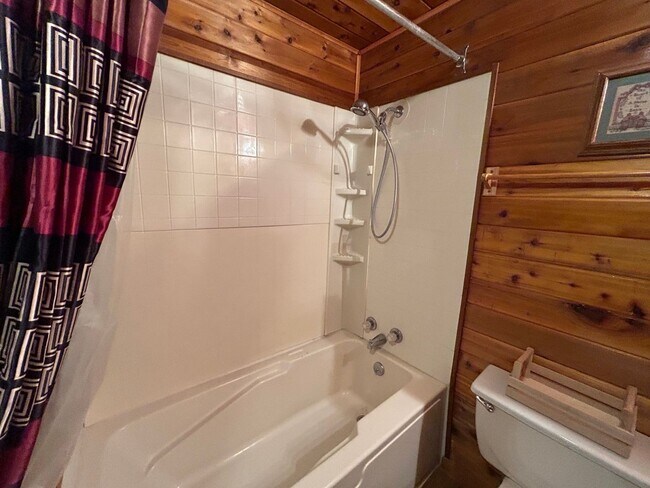 Building Photo - Beautiful Furnished 2 Bedroom Basement Apa...