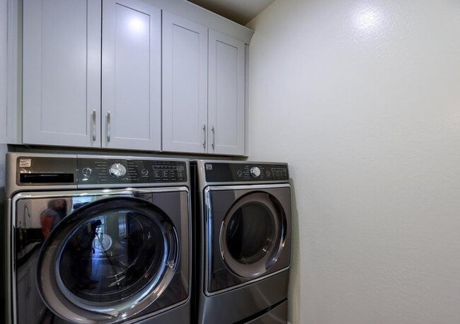 Building Photo - 948 W Yosemite Dr