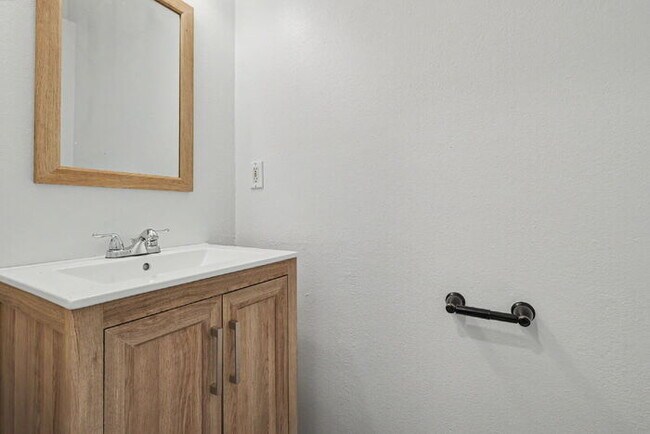 Building Photo - Move-In Ready 3-Bedroom Home with Modern Finishes Just Minutes from Fort Carson