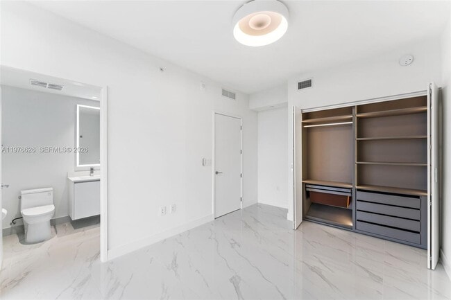 Building Photo - 700 NE 24th St