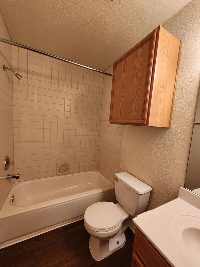 Building Photo - 2/2.5/1   Carpet only on Stairs /Large Fen...