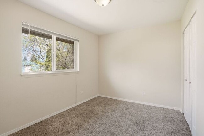 Building Photo - 820 N Siony