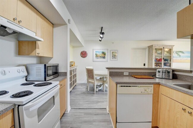 Building Photo - 704 Villa Cir