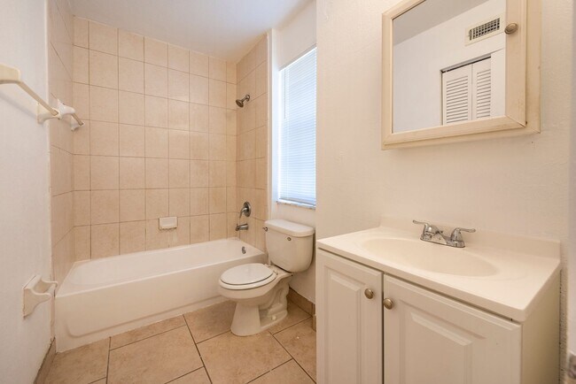 Building Photo - 1240 NW 6th Ave