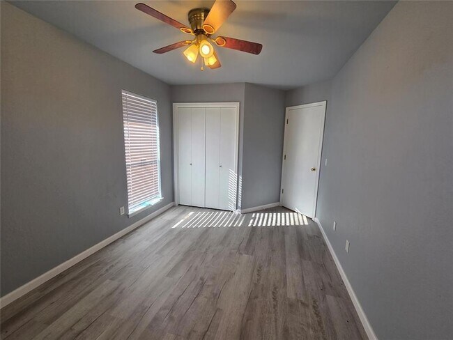 Building Photo - 9401 Buttonfield Ave