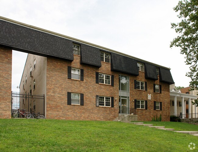 Building Front - 154 E Woodruff Ave