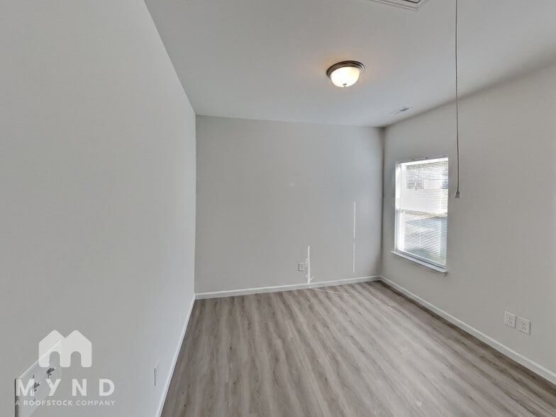 Building Photo - 220 E Boston Ave