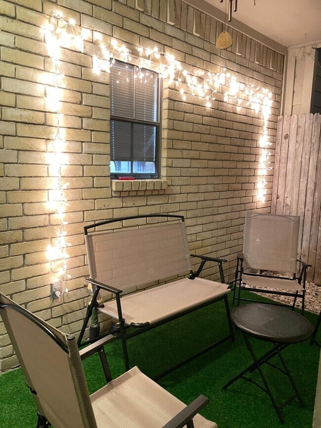 Building Photo - 800 Country Pl Dr