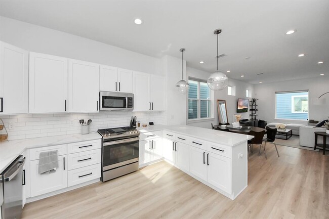 Building Photo - 1304 W 24th St