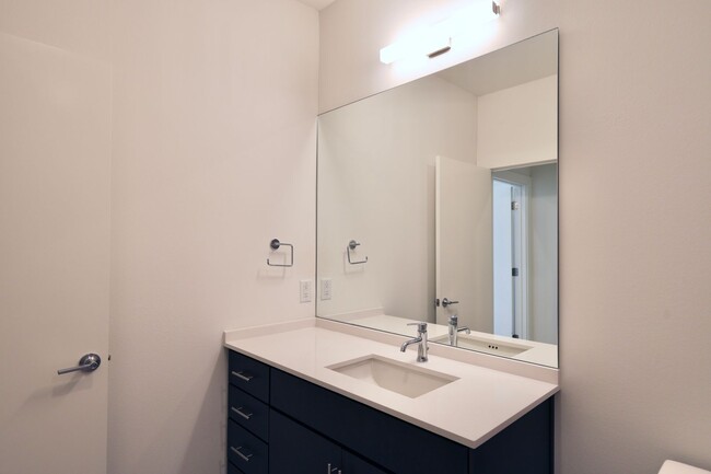 Building Photo - Gorgeous 2 Story Townhome in the Heart of ...