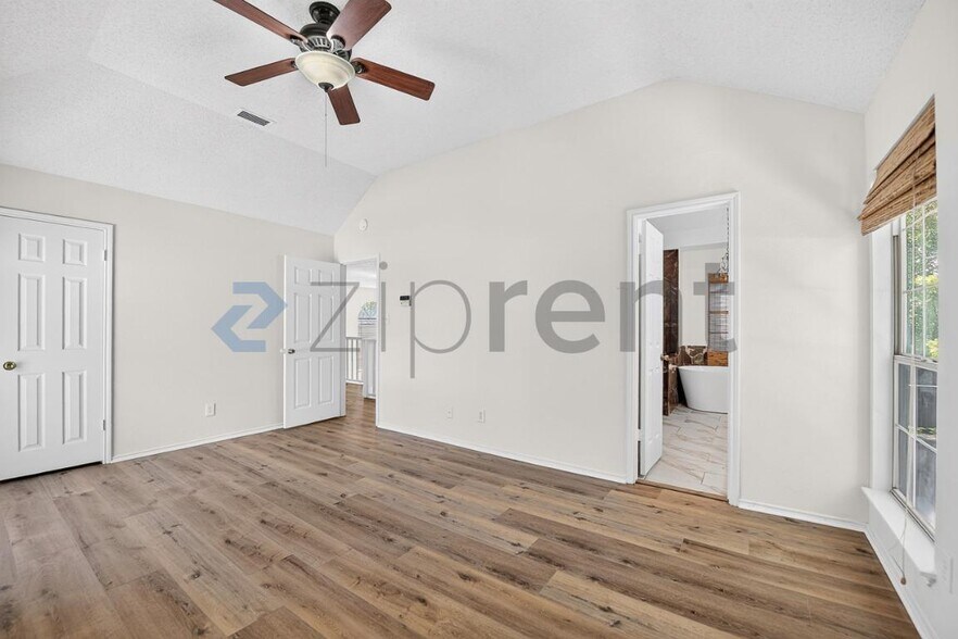 Building Photo - Unit