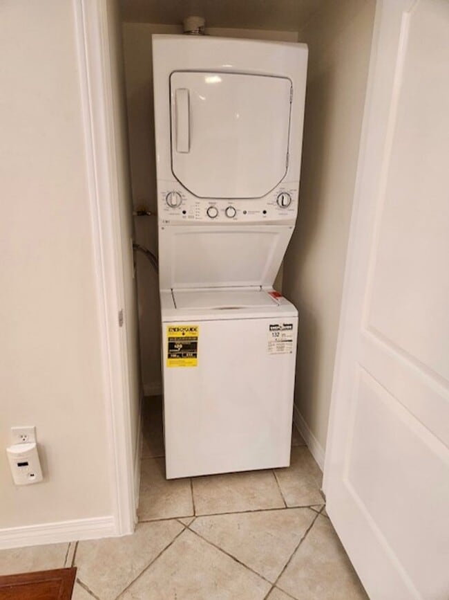 Building Photo - Spacious 3 bedroom condo in Van Nuys