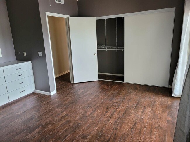 Building Photo - 200 Full Moon