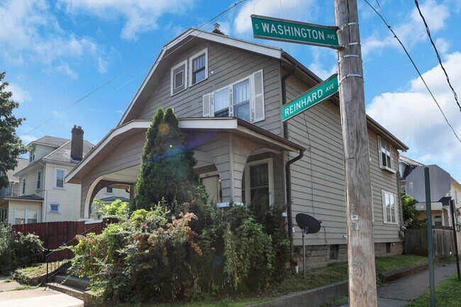 Building Photo - 461-463 Reinhard Ave