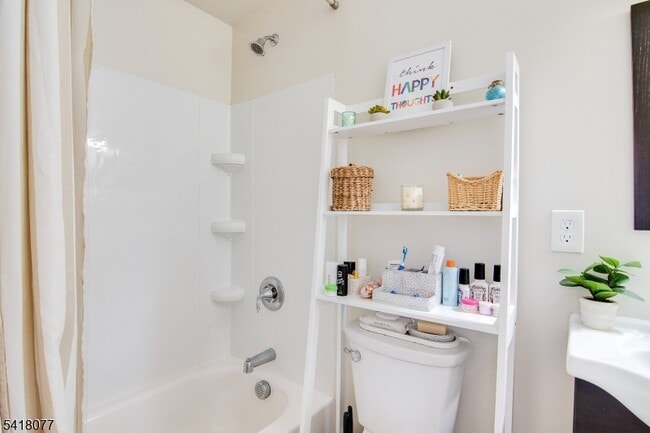 Building Photo - 660 Bloomfield Ave