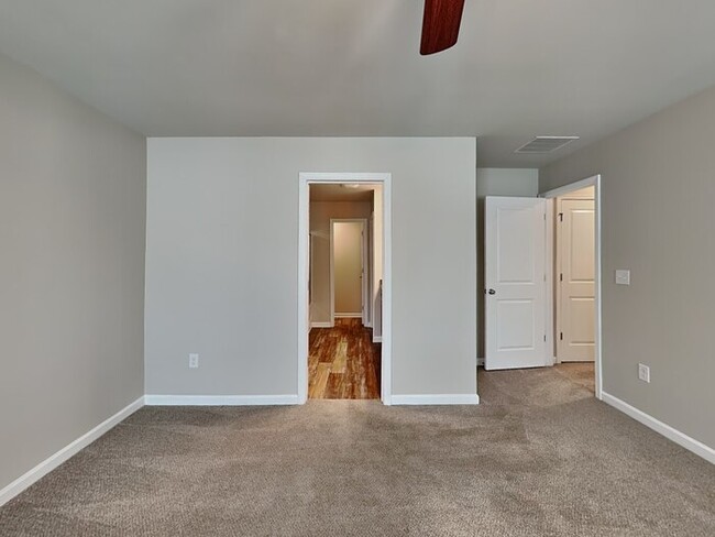 Building Photo - One Month FREE Move-in Special!