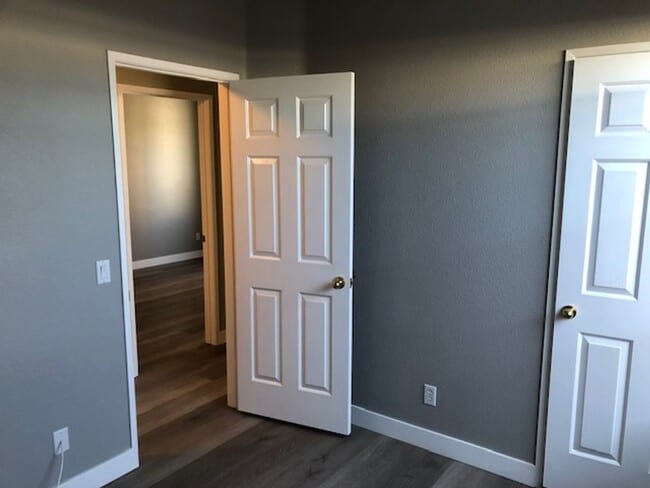 Building Photo - Beautiful 3 bedroom 2 bath Townhome across...