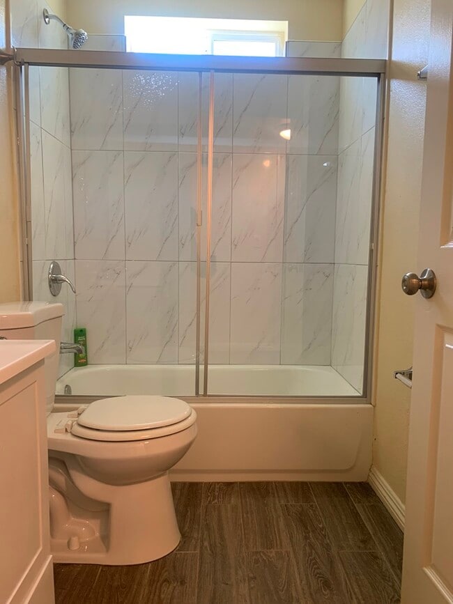 Building Photo - 924 W 78th St