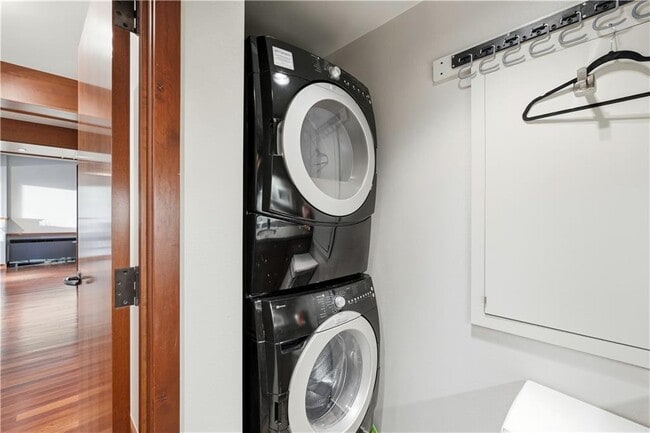 Building Photo - 5 W Mountain St