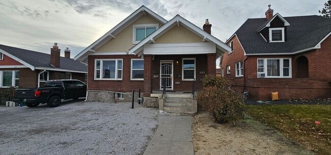 Building Photo - 2 bed 1 bath plus office/Den room, Downtow...