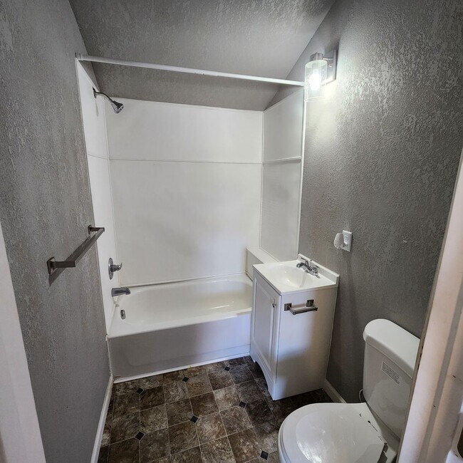 Building Photo - Centrally Located One Bedroom Duplex