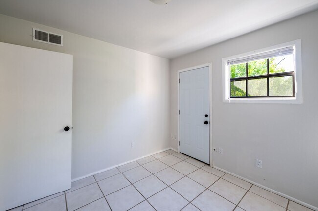 Building Photo - 516 Hillside Ave