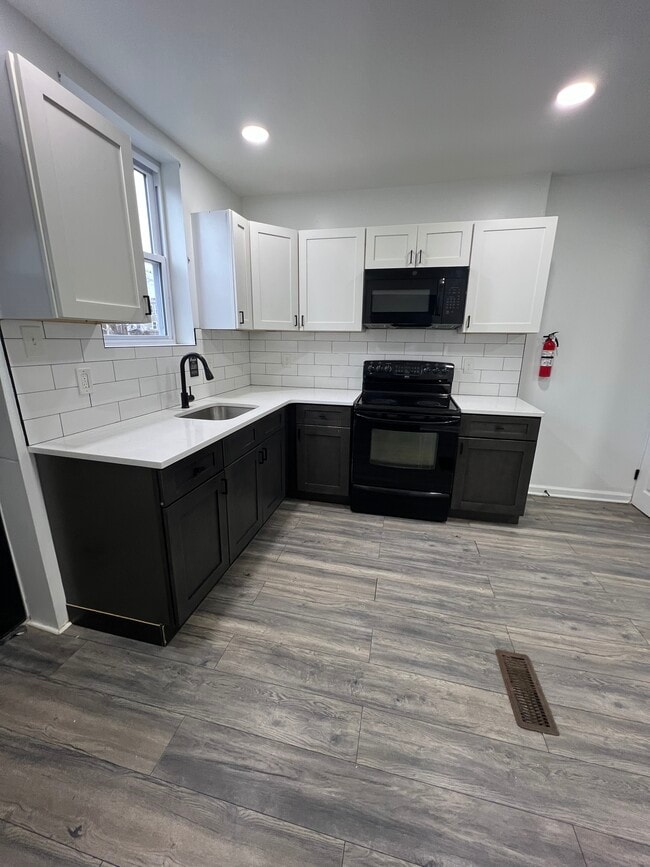 Building Photo - 912 Pennell St