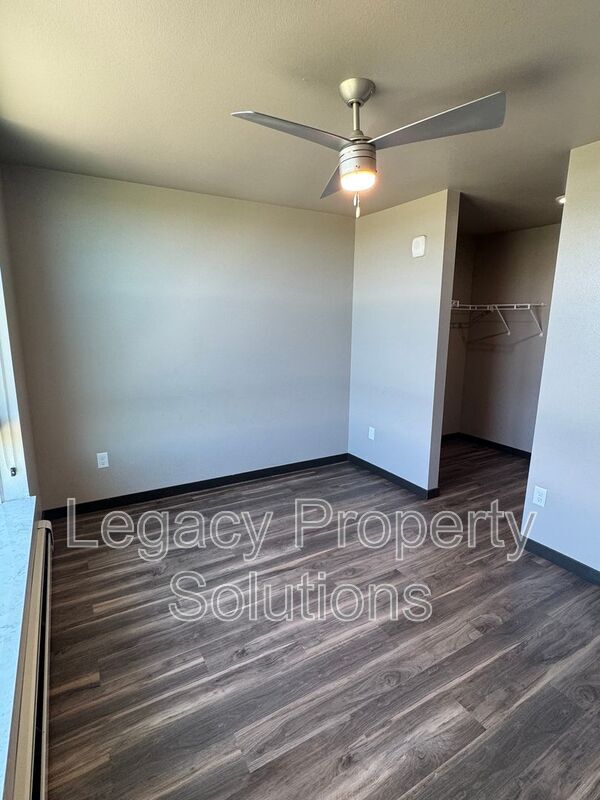 Building Photo - 220 E Greenfield Ln