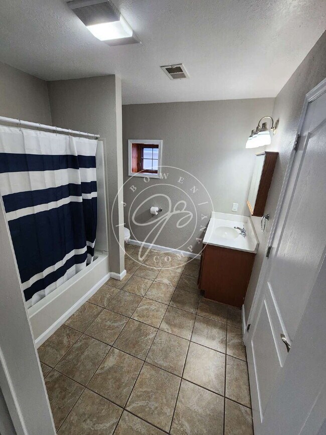 Building Photo - 1026 N Huron St