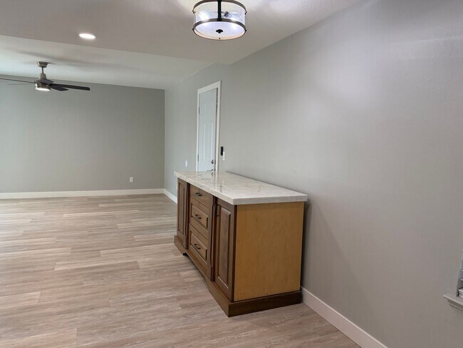 Building Photo - Absolutely gorgeous 3 bedroom 2 bath house