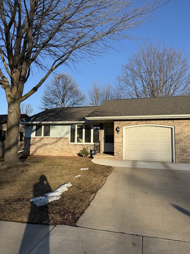 Building Photo - 520 S Kensington Dr