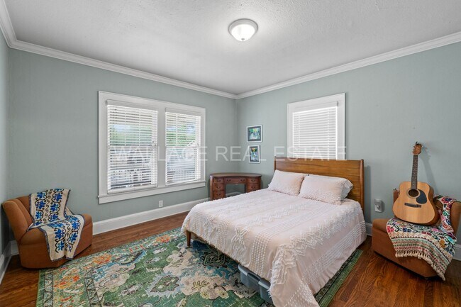 Building Photo - 1930'S AMAZING CRAFTSMAN HOME...3 BEDROOM/...