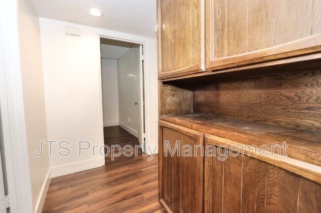 Building Photo - 8128 Sunrise E Way