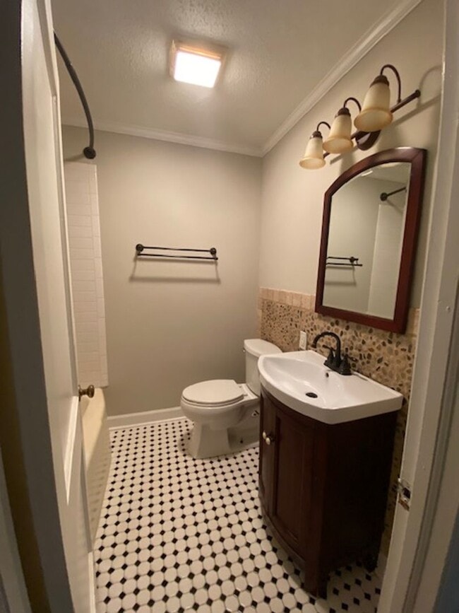 Building Photo - Midway Home Offering lots of space!!