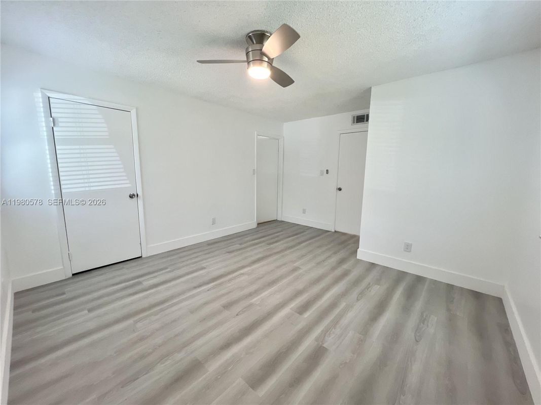 Building Photo - 640 S Park Rd